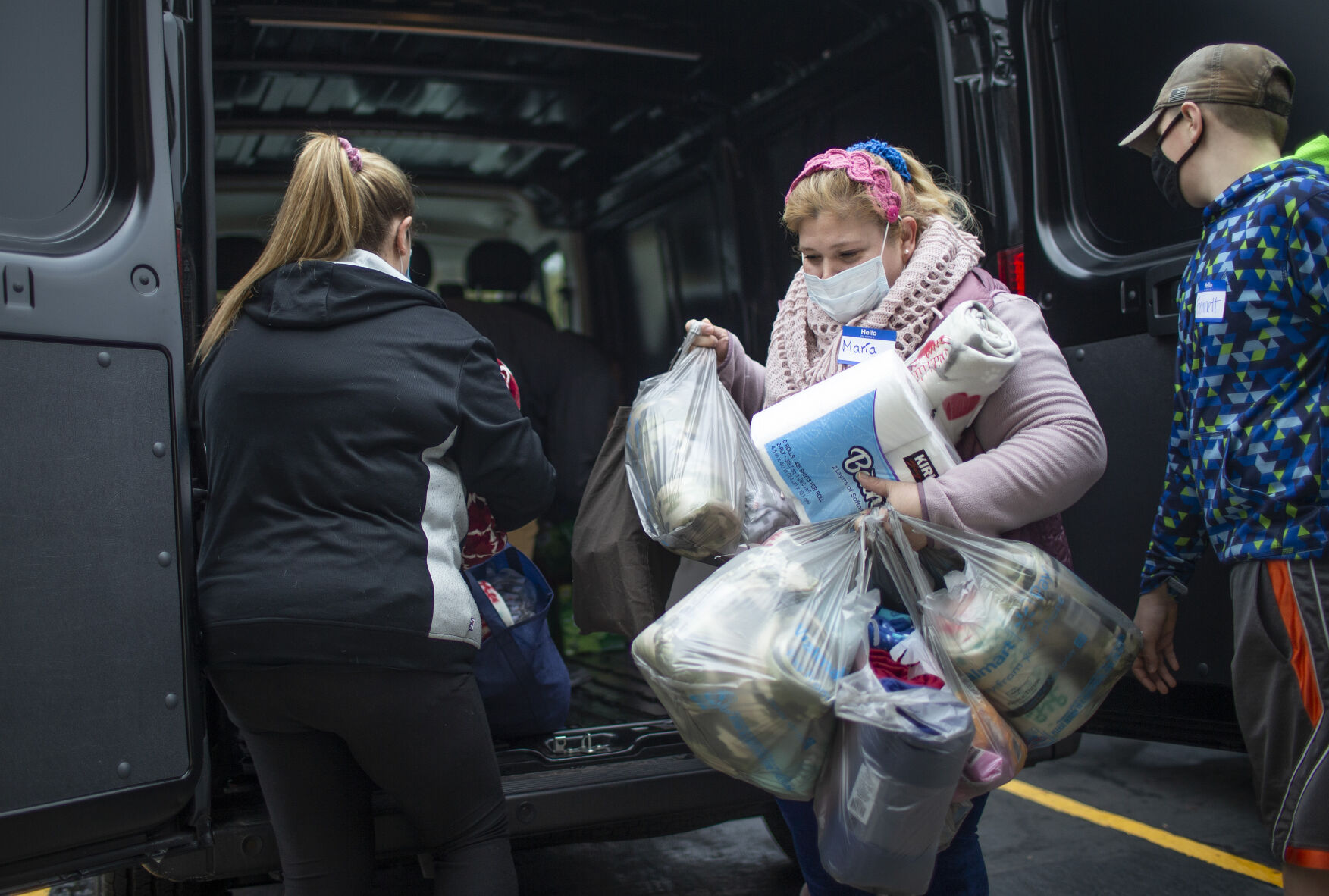 201212-newslocal-Homelesskitassembly2.jpg